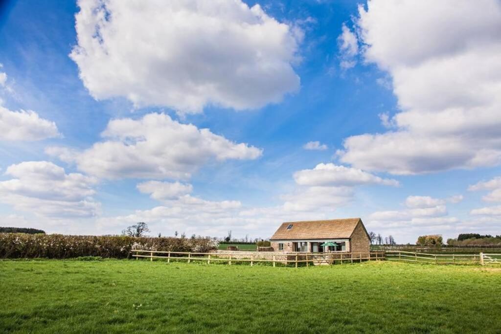Secluded Romantic Cotswolds Barn - Sleeps 2 To 4 - Near Cirencester - Dog Friendly Villa Kemble Eksteriør bilde