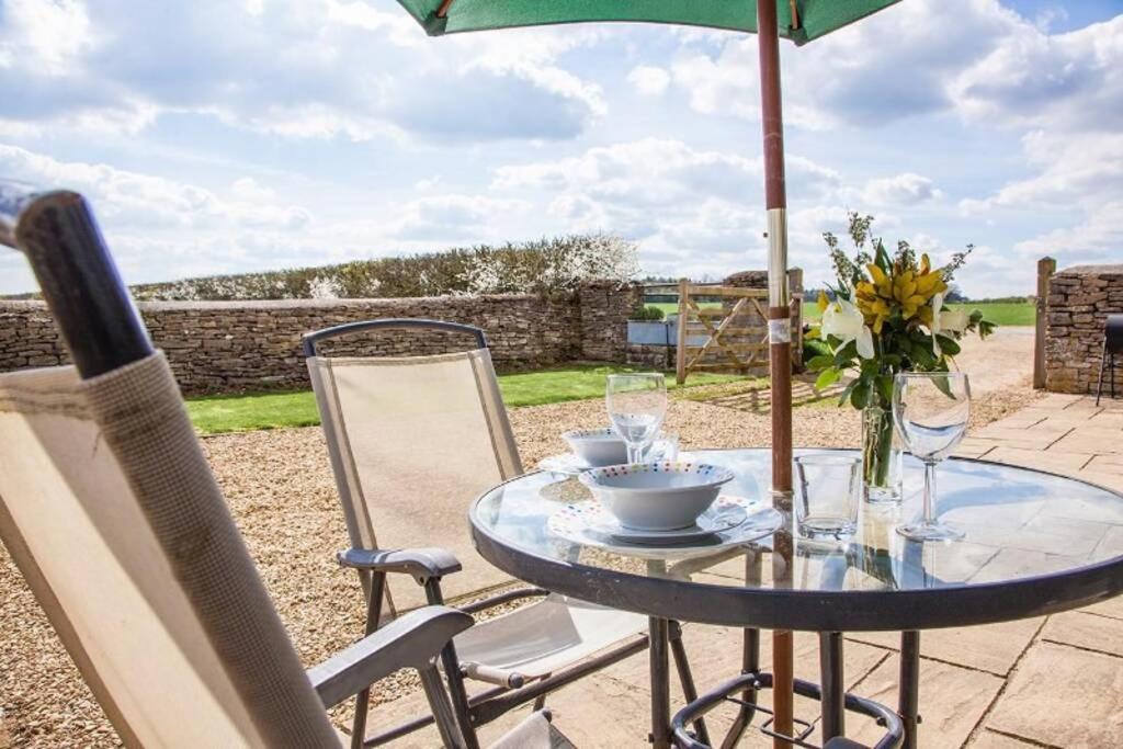 Secluded Romantic Cotswolds Barn - Sleeps 2 To 4 - Near Cirencester - Dog Friendly Villa Kemble Eksteriør bilde