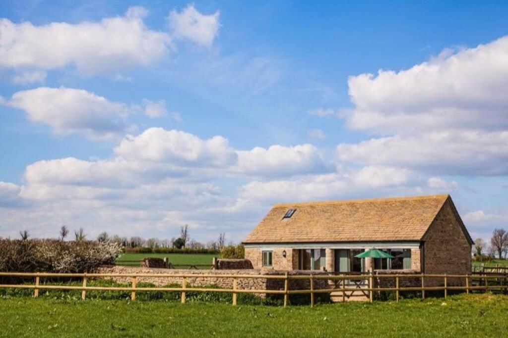Secluded Romantic Cotswolds Barn - Sleeps 2 To 4 - Near Cirencester - Dog Friendly Villa Kemble Eksteriør bilde