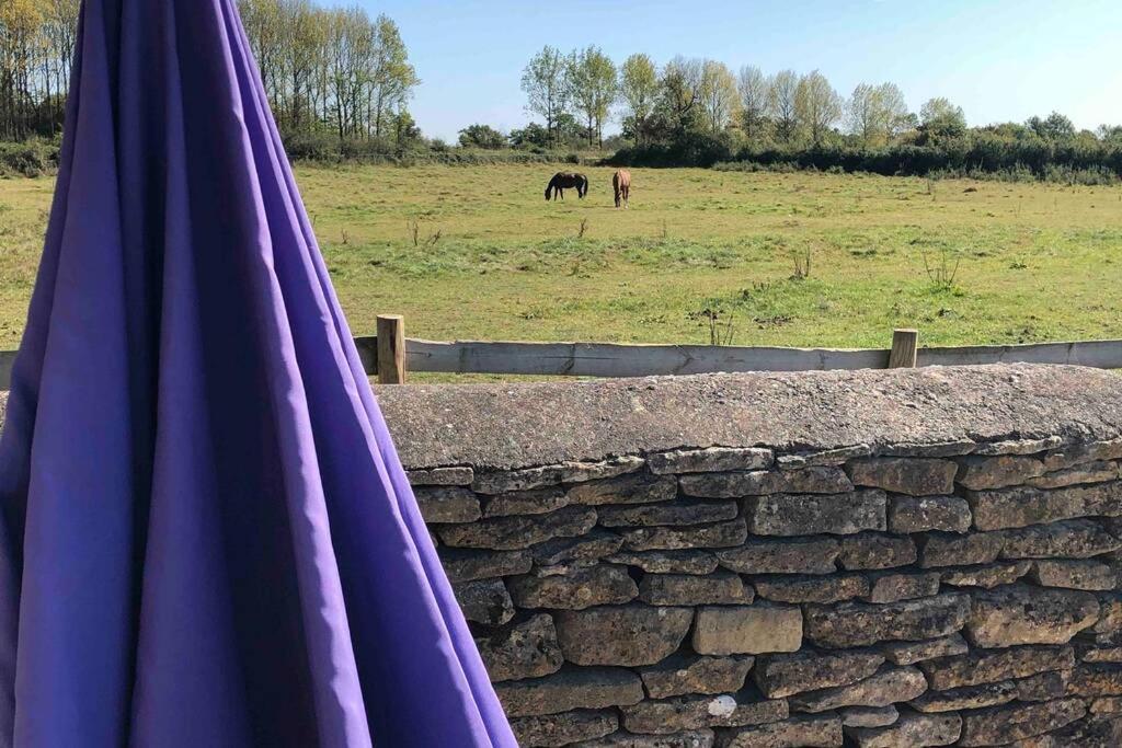 Secluded Romantic Cotswolds Barn - Sleeps 2 To 4 - Near Cirencester - Dog Friendly Villa Kemble Eksteriør bilde