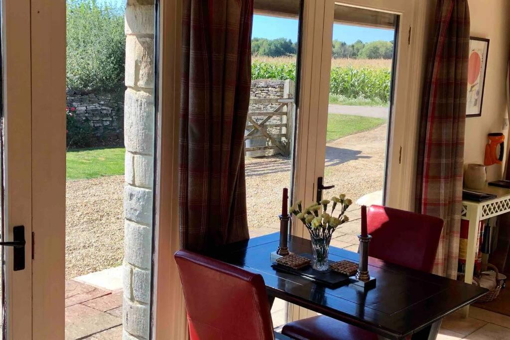 Secluded Romantic Cotswolds Barn - Sleeps 2 To 4 - Near Cirencester - Dog Friendly Villa Kemble Eksteriør bilde
