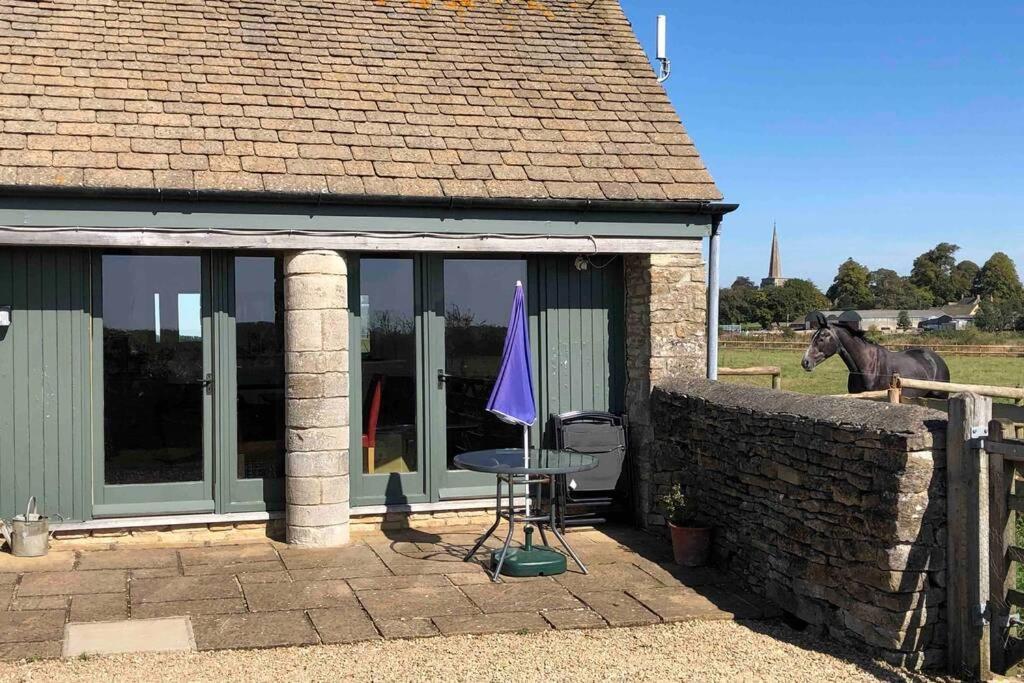 Secluded Romantic Cotswolds Barn - Sleeps 2 To 4 - Near Cirencester - Dog Friendly Villa Kemble Eksteriør bilde