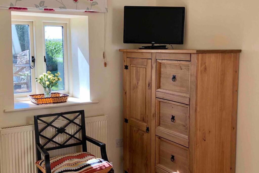 Secluded Romantic Cotswolds Barn - Sleeps 2 To 4 - Near Cirencester - Dog Friendly Villa Kemble Eksteriør bilde