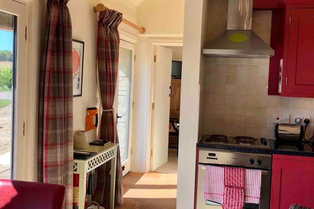 Secluded Romantic Cotswolds Barn - Sleeps 2 To 4 - Near Cirencester - Dog Friendly Villa Kemble Eksteriør bilde
