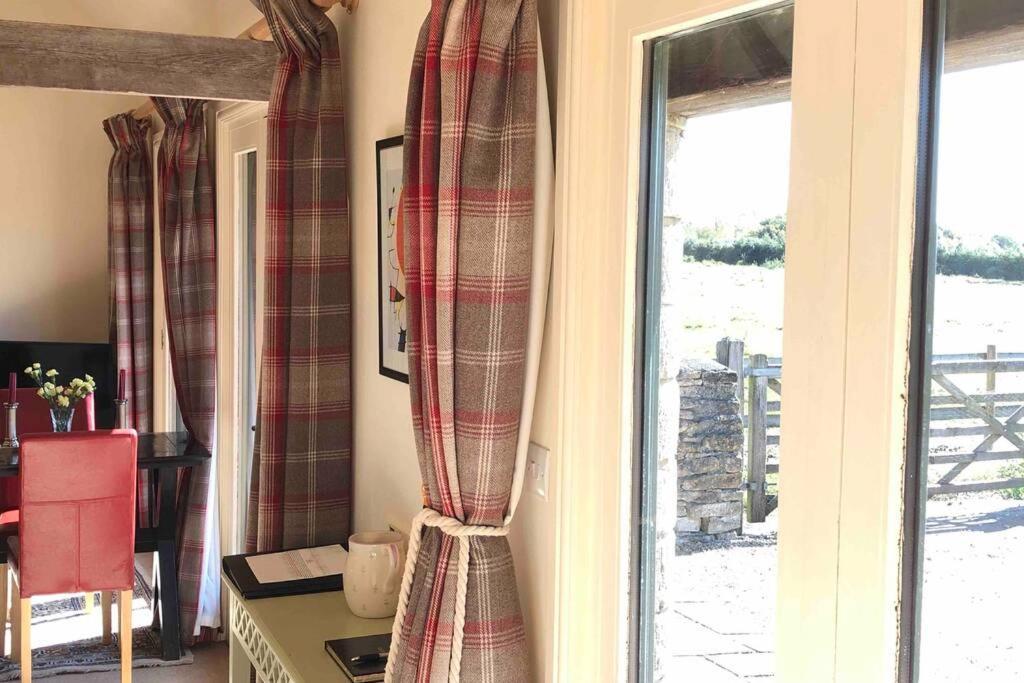 Secluded Romantic Cotswolds Barn - Sleeps 2 To 4 - Near Cirencester - Dog Friendly Villa Kemble Eksteriør bilde
