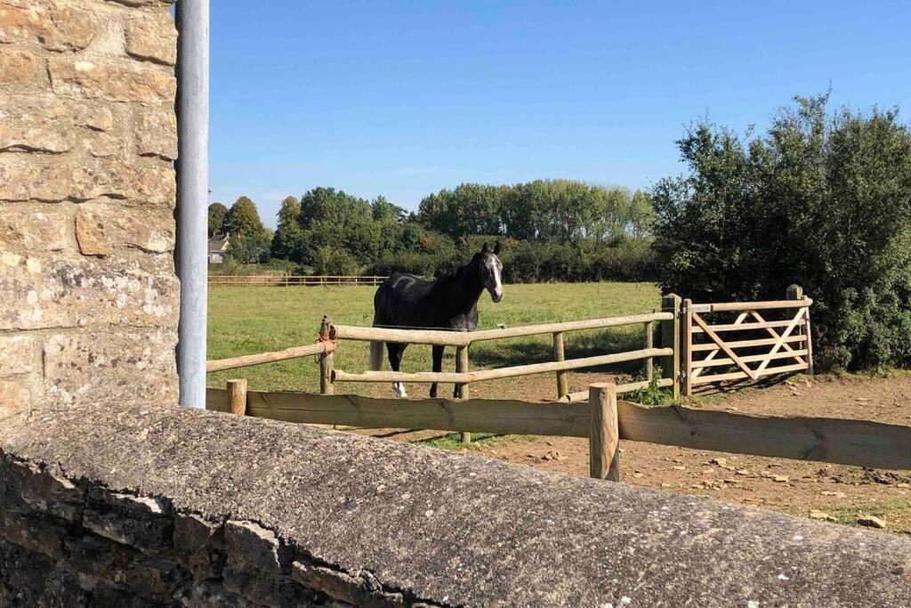 Secluded Romantic Cotswolds Barn - Sleeps 2 To 4 - Near Cirencester - Dog Friendly Villa Kemble Eksteriør bilde