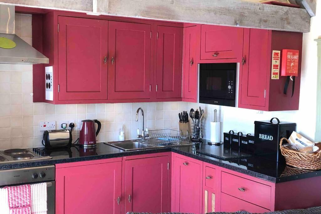 Secluded Romantic Cotswolds Barn - Sleeps 2 To 4 - Near Cirencester - Dog Friendly Villa Kemble Eksteriør bilde